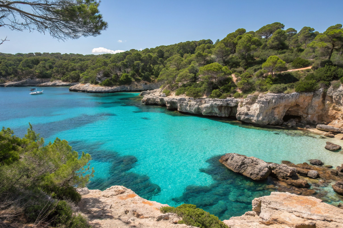 Paisaje de la costa de Mallorca con aguas cristalinas y acantilados